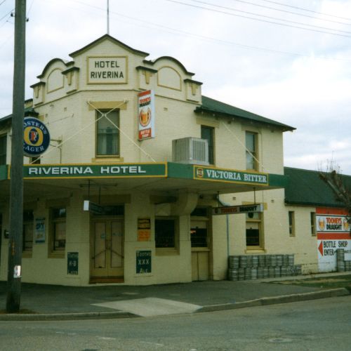 A photo of the Riverina Hotel, pre drive-through bottle-o, c.1990s