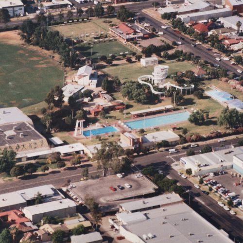 An aerial photo of the Wagga Swimming and Recreation Centre, prior to its controversial renovation into the Oasis Aquatic Centre